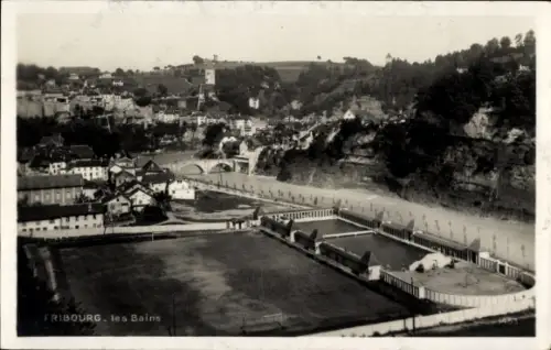 Ak Fribourg Freiburg Stadt Schweiz, Schwarz-Weiß-Bild,  les Bains, Fluss, Brücke, Landschaft