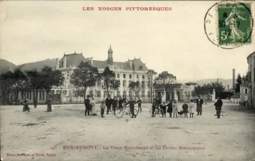 Ak Remiremont Lothringen Vosges, Vorderseite zeigt Platz mit Menschen, Fahrrädern, Schulen, Gebäu