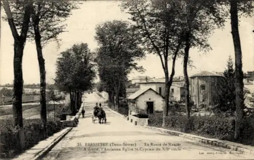 Ak Bressuire Deux Sèvres,  Route de Nantes, alte Kirche St Cyprien, Bäume, Reiter