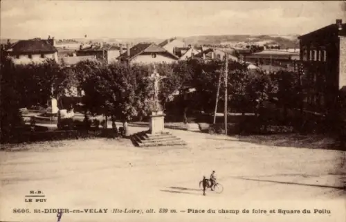 Ak Saint Didier en Velay Haute Loire, Place du Champ de Foire et Square du Poilu