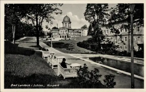 Ak Lądek Zdrój Bad Landeck Schlesien, Kurpark,  Landschaft, Bänke, Mann, Gebäude