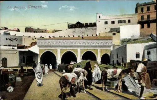 Ak Tanger Marokko, La Douane, Blick auf den Zollplatz, Pferde, Araber