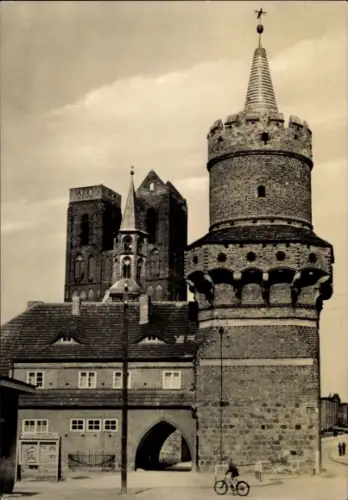 Ak Prenzlau in der Uckermark, Mitteltorturm, Außenansicht, Kirche