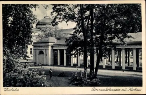 Ak Wiesbaden in Hessen, Brunnenkolonnade mit Kurhaus