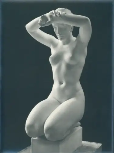 Foto Plastik von Arno Breker, Kniende, Marmor