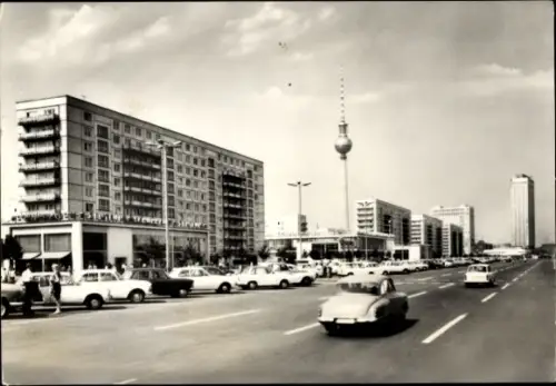 Ak Berlin Mitte, Karl Marx Allee mit Blick zum Fernsehturm