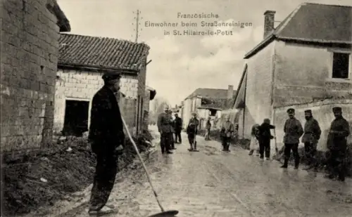 Ak Saint Hilaire le Petit Marne, Französische Einwohner beim Straßenreinigen
