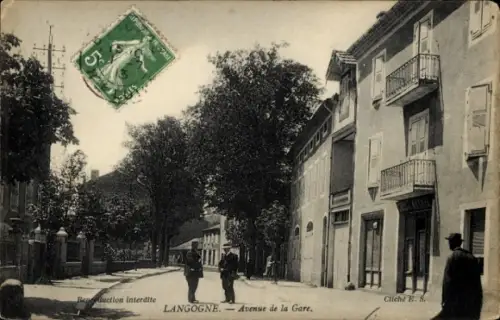 Ak Langogne Lozère,  Avenue de la Gare, zwei Personen auf der Straße, Poststempel