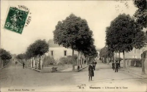 Ak Thouars Deux Sèvres, Avenue de la Gare, Bäume, Straßenansicht, Personen auf der Straße