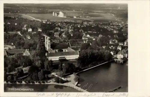 Ak Friedrichshafen am Bodensee, Luftaufnahme von  Zeppelin, Kirche, Stadtansicht
