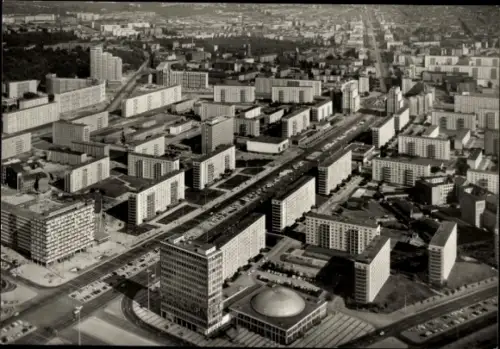 Ak Berlin Mitte, Stadtpanorama vom Fernsehturm, Straßenpartie