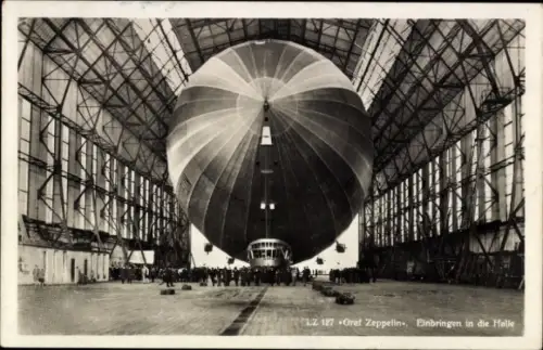 Ak Luftschiff Graf Zeppelin LZ 127, Einbringen in die Halle
