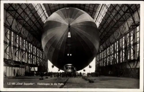 Ak Luftschiff Graf Zeppelin LZ 127, Einbringen in die Halle