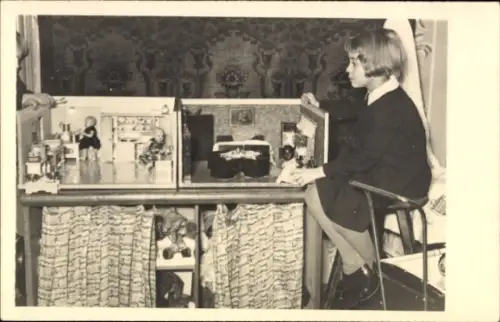 Foto Ak Mädchen beim Spielen, Puppenhaus