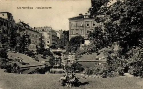 Ak Mariánské Lázně Marienbad Region Karlsbad, Marienbad Parkanlagen, Landschaft mit Wasser, Bäume