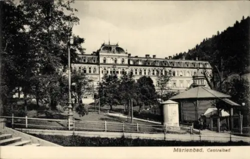 Ak Mariánské Lázně Marienbad Region Karlsbad,  Centralbad, Gebäude, Parkanlage, Kiosk