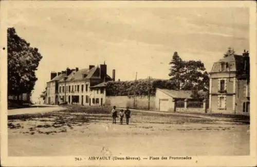 Ak Airvault Deux Sevres, Landschaft mit drei Personen, Häusern, Platz des Promenades, Airvault