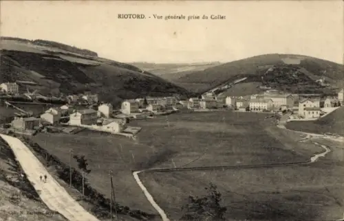 Ak Riotord Haute Loire, Landschaftsaufnahme,  Hügel, Gebäude, Straße, keine Personen