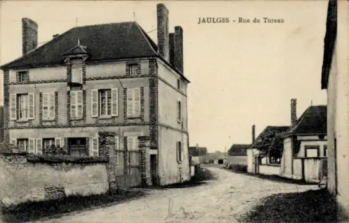 Ak Jaulges Yonne, Schwarze und weiße Fotografie, Gebäude, Straße, Bäume, keine Personen