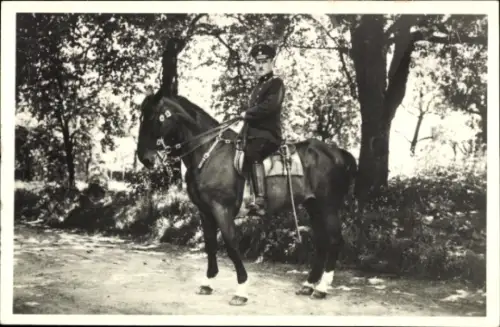 Foto Ak Soldat zu Pferd, Uniform