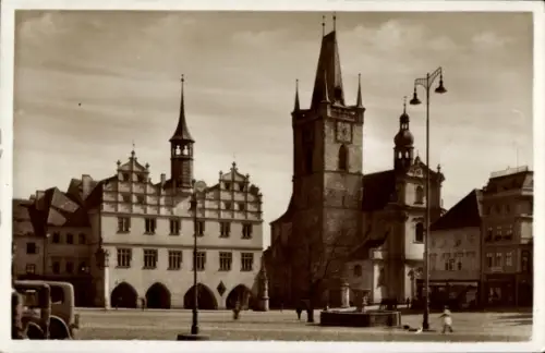 Ak Litoměřice Leitmeritz Region Aussig, Stadtplatz mit Rathaus, Kirche,  Gebäude, Menschen, Autos