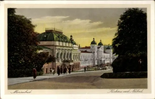 Ak Mariánské Lázně Marienbad Region Karlsbad,  Kurhaus und Aubad, Landschaft, Menschen, Bäume