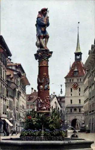Ak Bern Stadt Schweiz, Dudelsackpfeiferbrunnen, Statue, Blumenbeet,  Gebäude