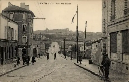 Ak Gentilly Val de Marne,  Rue des Ecoles, Straßenansicht, Menschen, Fahrräder