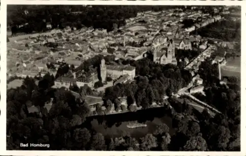 Ak Bad Homburg vor der Höhe Hessen, Luftaufnahme von  Stadtansicht, Parkanlage, Wasserfläche