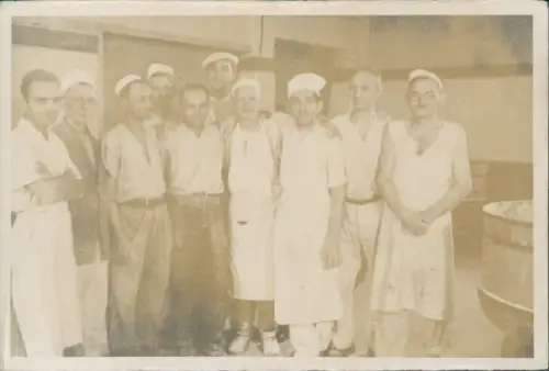 Foto Hannover, Schlüter Brotfabrik 1945, Gruppenbild, Bäcker in der Backstube
