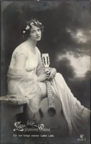 Ak Leise, leise fromme Weise, Junge Frau mit Gitarre, Portrait