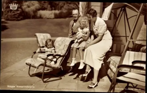 Ak Norwegische Königsfamilie, König Olav V., Märtha von Schweden, Prinzessinnen