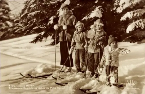 Ak Kronprinsesse Märtha, Prinsessene Ragnhild og Astrid og Prins Harald