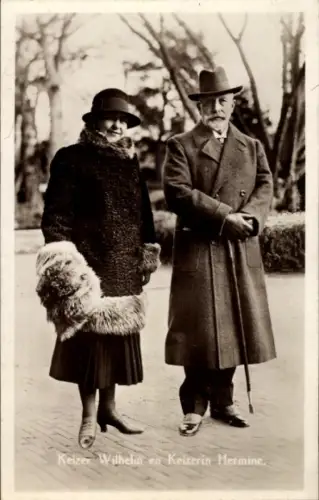 Ak Kaiser Wilhelm II. im Exil, Kaiserin Hermine, Portrait, Mäntel, Pelz