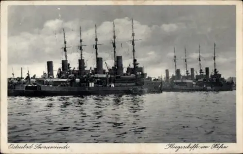 Ak Świnoujście Swinemünde Pommern, Deutsche Kriegsschiffe im Hafen