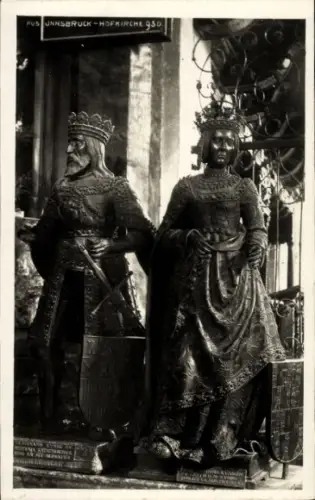 Ak Innsbruck in Tirol, Statuen in der Hofkirche