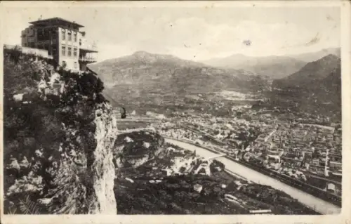 Ak Trento Trient Südtirol, Blick auf eine Stadt, Fluss, Berge, Gebäude auf einem Felsen