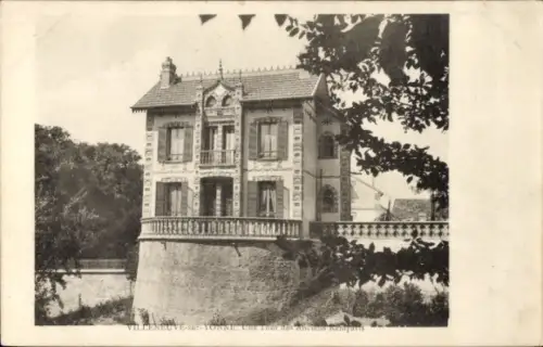 CPA Villeneuve-sur-Yonne, Une Tour des Anciens Remparts