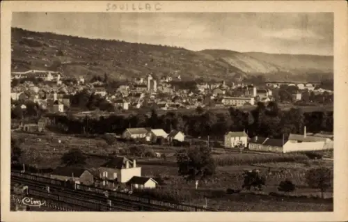 Ak Souillac Lot, Stadtansicht von  Hügel im Hintergrund, ländliche Umgebung