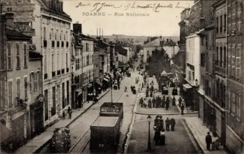 Ak Roanne Loire, Straße mit Menschen, Straßenbahn, Geschäfte,  Rue Nationale