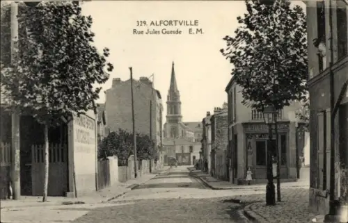 Ak Alfortville Val de Marne,  Rue Jules Guesde, Kirche im Hintergrund, Bäume, Straßenansicht