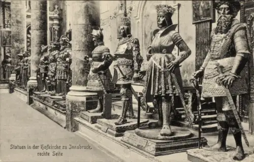 Ak Innsbruck in Tirol, Statuen in der Hofkirche, rechte Seite,  Figuren, Innsbruck