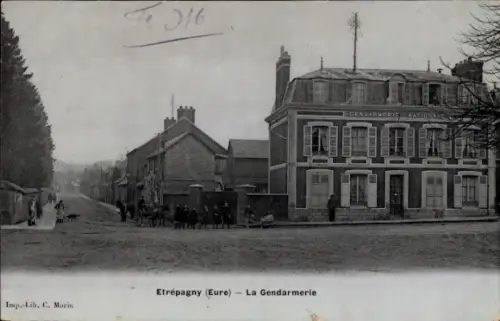Ak Étrépagny Eure,  Gendarmerie, Straße, Menschen, Hunde