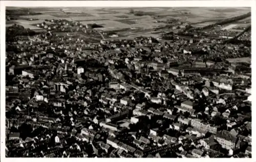 Ak Kaiserslautern in der Pfalz, Luftaufnahme von  viele Dächer, ländliche Umgebung