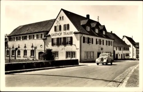 Ak Fischbach Friedrichshafen am Bodensee, Gasthof Traube, Auto auf der Straße,  Architektur
