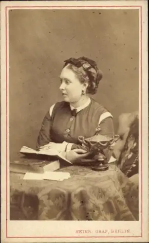 CdV Victoria, Kronprinzessin von Preußen, Mutter von Kaiser Wilhelm II., Portrait