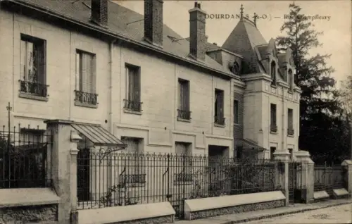 Ak Dourdan Essonne,  Rampfleury, Gebäude mit Fenstern und Zaun