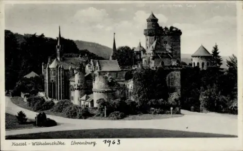 Ak Bad Wilhelmshöhe Kassel in Hessen, Löwenburg,  Schloss, Bäume, Weg