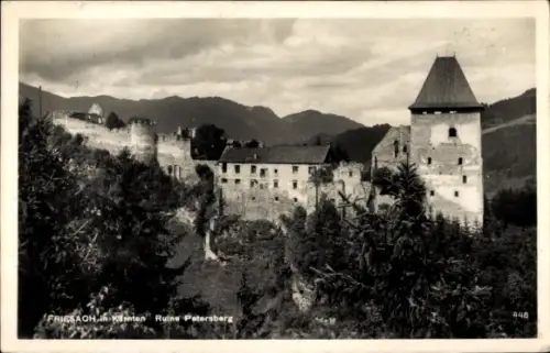 Ak Friesach in Kärnten, Ruine Petersberg, Berge, Wald, Schwarz-Weiß-Foto