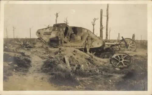 Foto Ak Tank im Forean-Wald, Schlachtfeld 1. WK, deutsche Soldaten